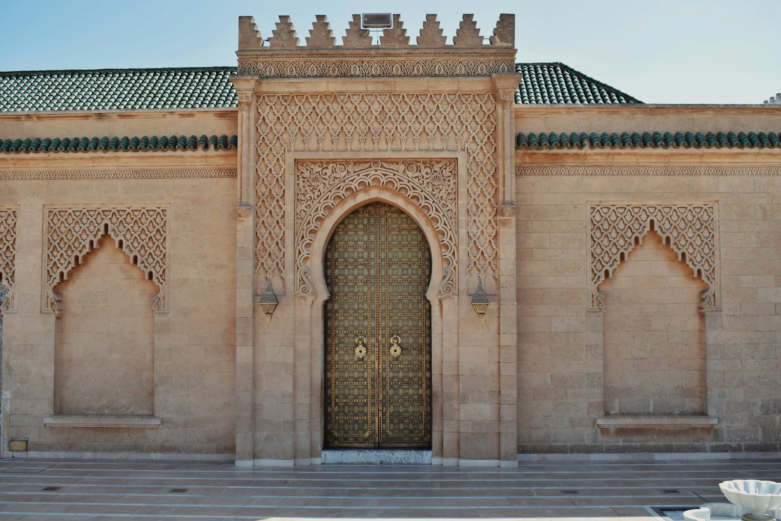 Détail d'une porte marocaine ornée, référence au patrimoine architectural d'Agadir
